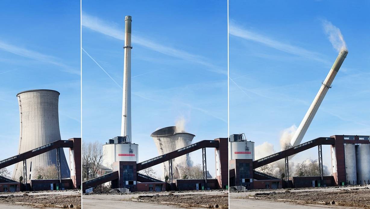 Innerhalb weniger Sekunden fallen der Schornstein und das K&uuml;hlhaus des stillgelegten Kohlekraftwerks zusammen. | &copy; Patrick Menzel