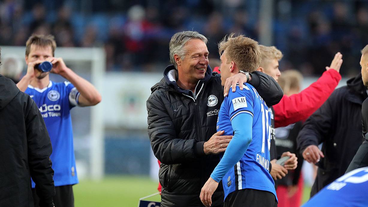 Noch einmal freuen: Trainer Uwe Neuhaus und Joan Simun Edmundsson erhoffen sich einen Heimsieg. | © Wolfgang Rudolf