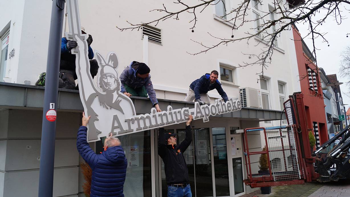 Das Schild der Arminius-Apotheke schmückt künftig die Veranstaltungen der Schützen aus der Bauernecke.  | © BSV