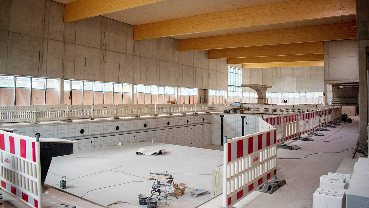 Die Arbeiten im Neubau des Höxteraner Hallenbades gehen voran. Das Becken ist 25 Meter lang. An der tiefsten Stelle – unterhalb des Sprungturms – ist es 3,80 Meter tief. | © Sabastian Vogt/Stadt Höxter