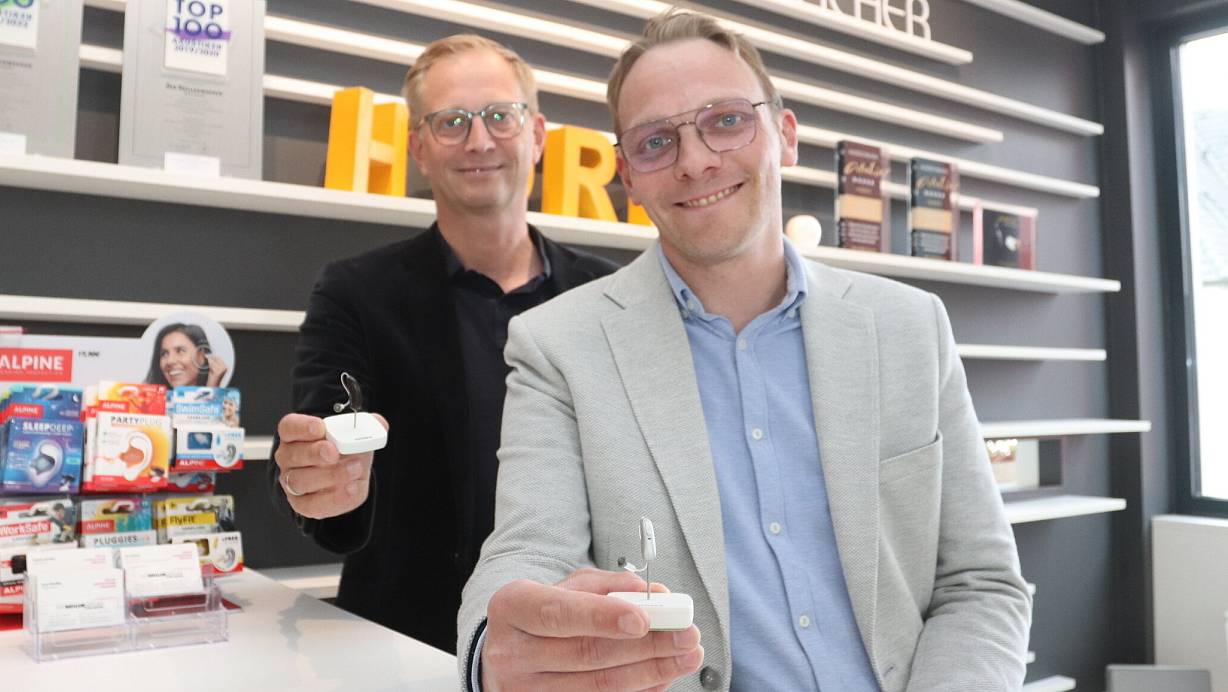 Fabian Schütte (vorne) und Tim Schütte sind bei Hörakustik-Meister. | © Dirk Windmöller
