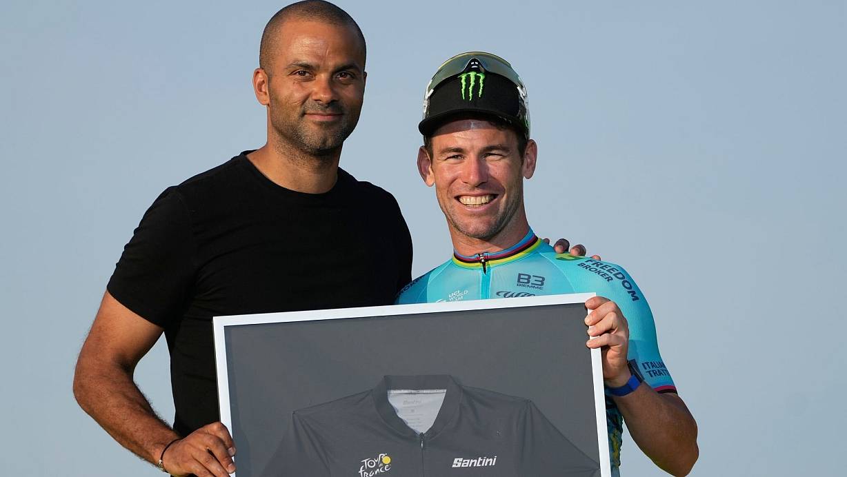 Wurde für seine 35 Etappensiege bei der Tour de France geehrt: Mark Cavendish (r). | © Jerome Delay/AP