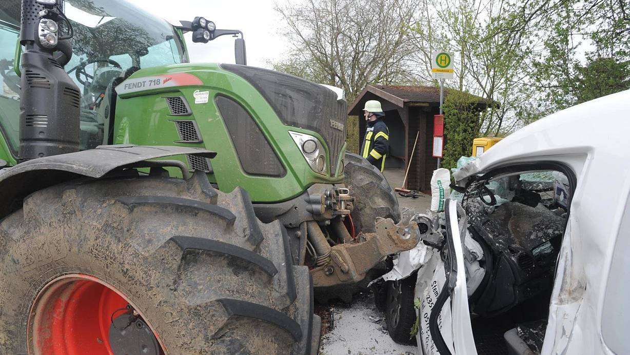 Der in Richtung Haldem fahrende Traktor prallte gegen ein Auto und schob das einige Meter rückwärts. Die Autofahrerin hatte Glück im Unglück. | © Joern Spreen-Ledebur