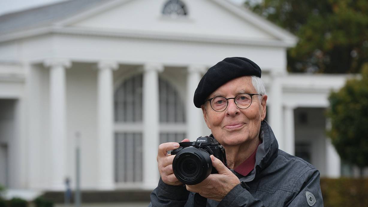 Hans-Dieter Lehmann (84) fotografiert im Kurpark, im Hintergrund die Wandelhalle. Deren griechische Säulen haben ihn begeistert, seitdem er 2006 in die Kurstadt kam. | © Ulf Hanke