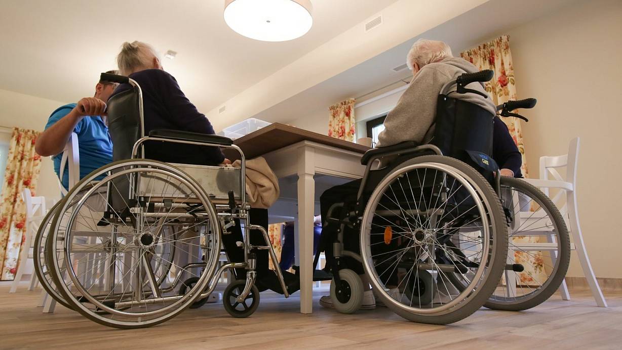 Investoren ziehen im Kreis Gütersloh neue Alten- und Pflegeeinrichtungen hoch, obwohl es statistisch schon jetzt einen Überhang an Plätzen gibt. | © picture alliance