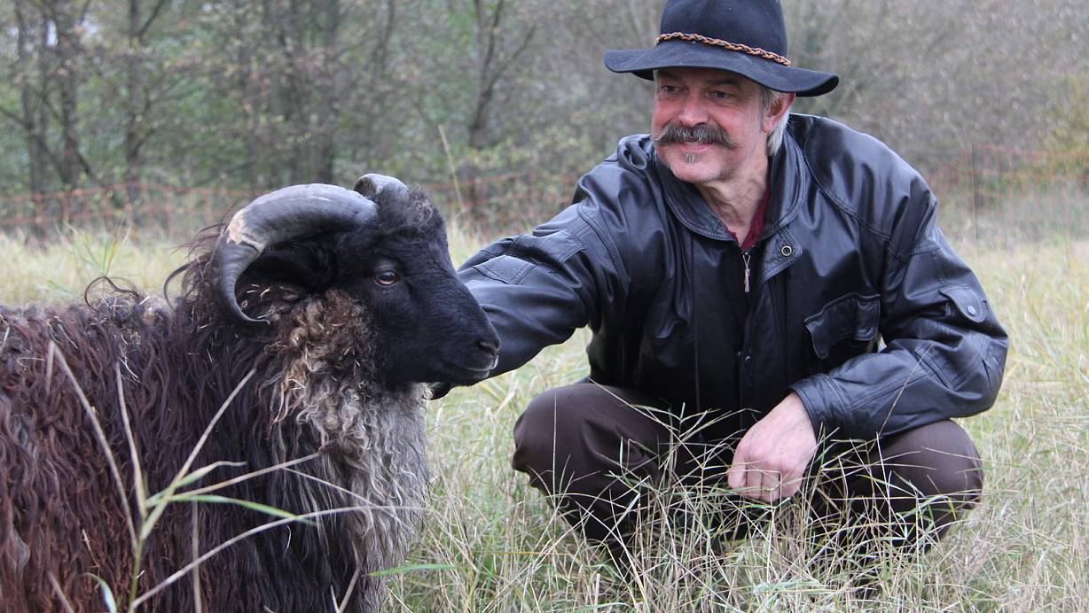 Roland Kummer bei seinem Schaf. Er genießt inzwischen die neue Freiheit auf dem Land, auch wenn damit enorm viel Arbeit verbunden ist. | © David Schellenberg