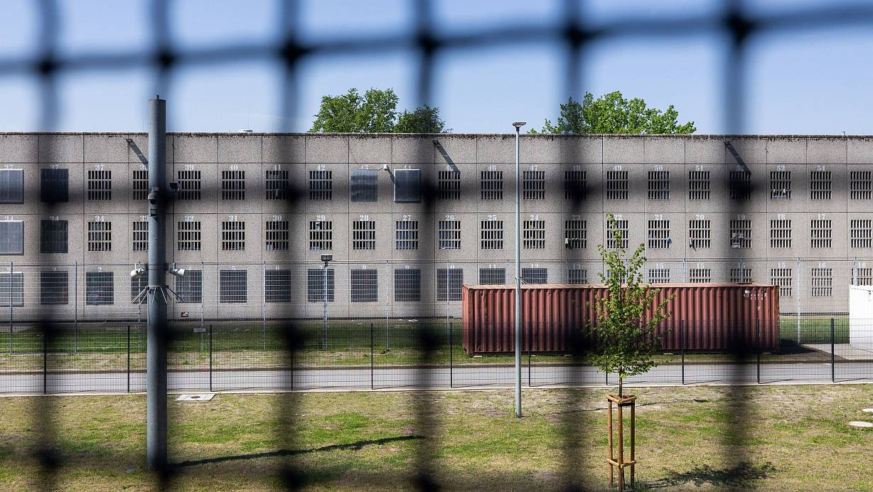 Hinter Gittern der JVA Brackwede treffen Straftäter auf Opfer von Straftaten. Ein ungewöhnliches Projekt soll beiden Seiten weiterhelfen. | © Oliver Krato