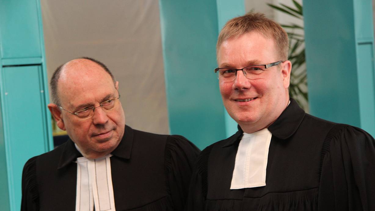 Der Landessuperintendant Dietmar Arends (r.) zieht sich zurück. Auch der seinerzeitige Ratsvorsitzende der EKD, Nikolaus Schneider (links), war 2014 zu seiner Amtseinführung nach Lemgo gekommen. | © Archivbild: Martin Hostert