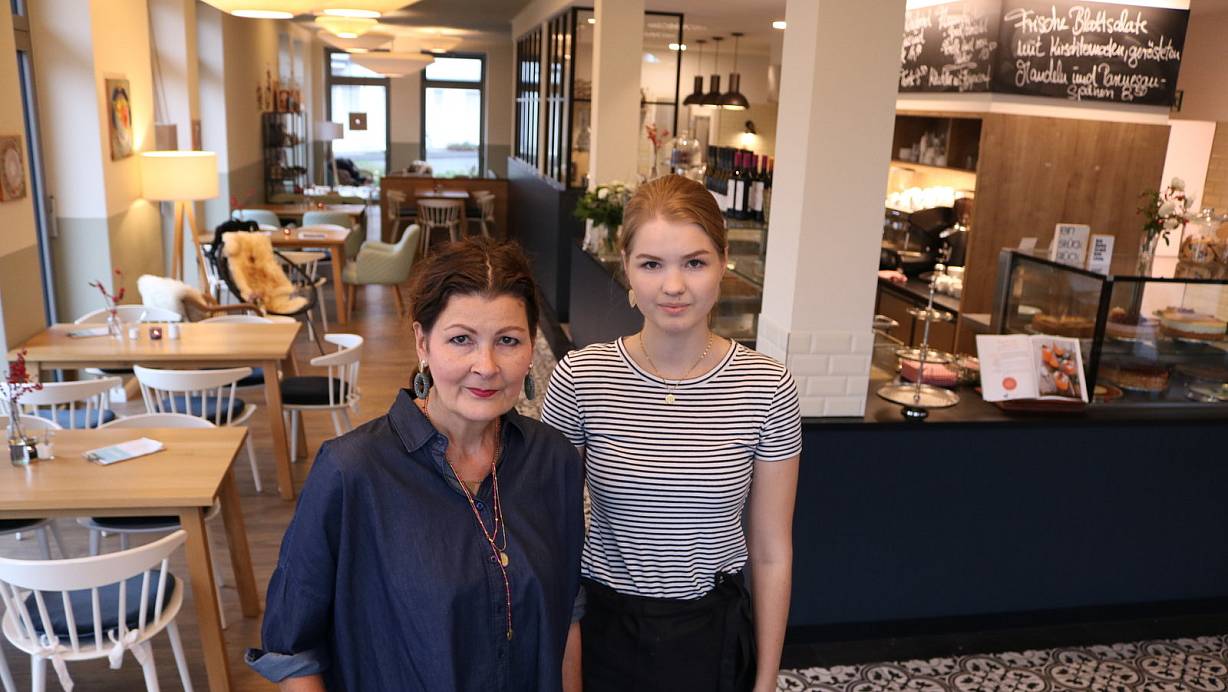 Chefin Sylvia Urbaniak und Azubi Saskia Henkemeier. | © Ingo Müntz