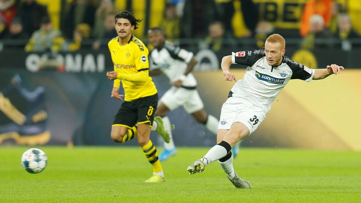 SCP-Akteur Sebastian Vasiliadis (r.), hier im Hinspiel gegen den Dortmunder Mo Dahoud, spielt am Sonntag auf jeden Fall im defensiven Mittelfeld - ob in einem 4-3-3 oder 4-4-2 steht noch nicht fest. | © Reuters