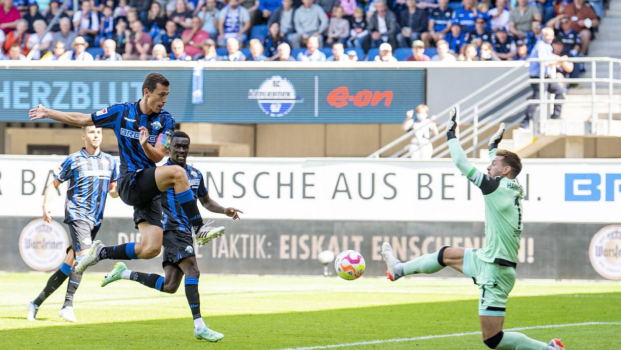 Paderborns Ron Schallenberg macht das Tor zum 3:2.&nbsp; | &copy; dpa