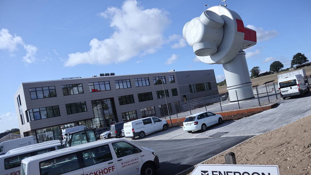 Dreigeschossig: Das neue Kundenschulungszentrum von Enercon eröffnet in Lichtenau. Vor dem Eingang steht eine Gondel vom Typ E 126. | © Jens Reddeker