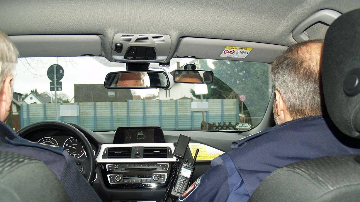 Eine Polizeistreife in Lübbecke beobachtet den Verkehr an der B 239 | © Sandra Knauthe