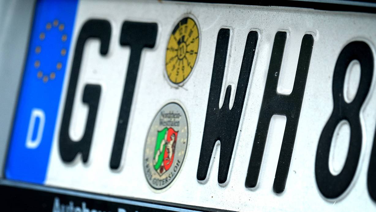 Bestimmte Buchstaben- und Zahlenkombinationen sind in Deutschland auf Nummernschildern verboten, weil sie gegen die „guten Sitten" verstoßen – etwa, weil sie die NS-Zeit verherrlichen. WH-88 gehört allerdings nicht dazu. | © Montage/ Andreas Frücht