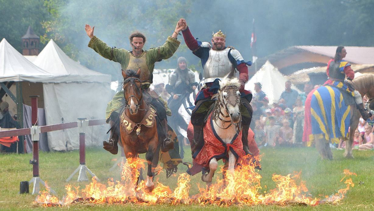 Feurige Angelegenheit: Das Team von Wenzels Ritterspielen verband mutige Kämpfe zu Ross mit bester Unterhaltung. Die Besucher - allen voran die Kinder im Hintergrund - zeigten sich von den Darbietungen beeindruckt und klatschten begeistert Applaus. | © Jens Dünhölter