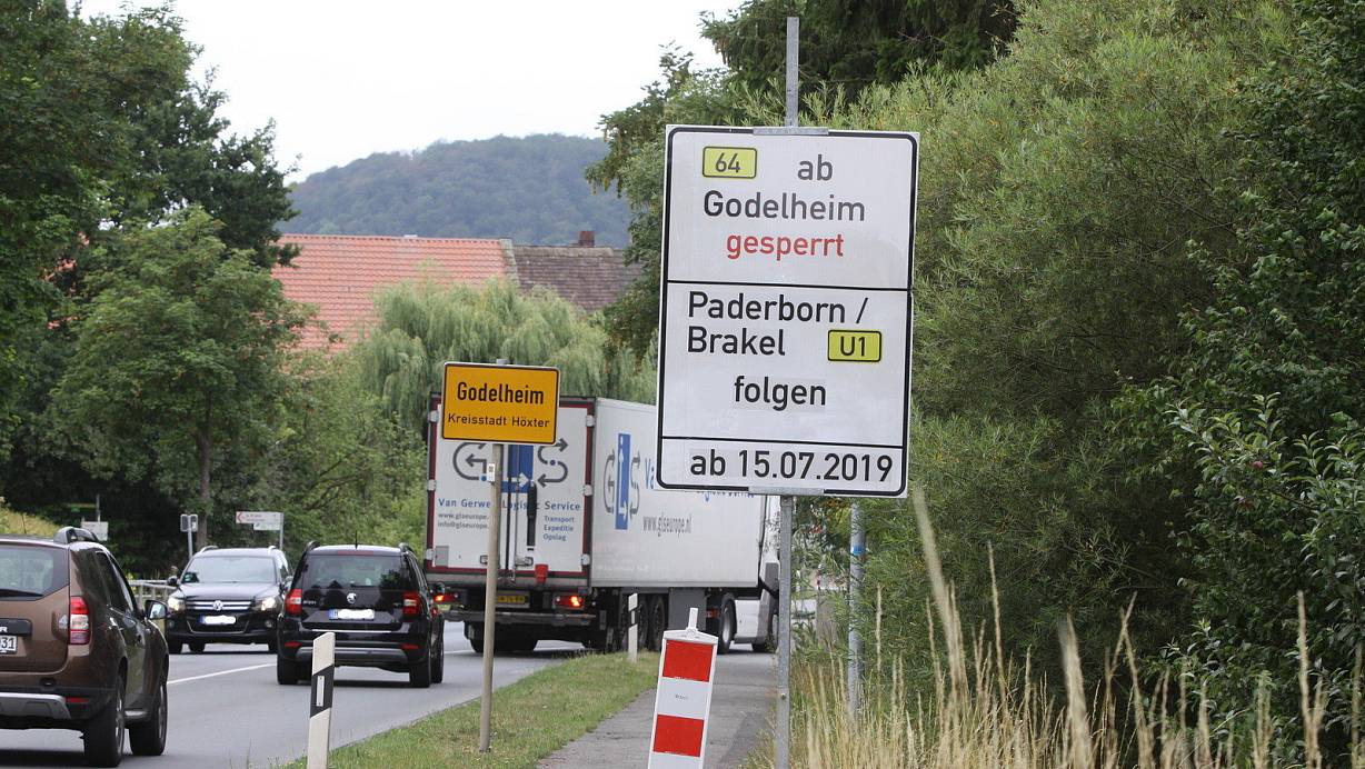 Umwege: In Godelheim ist die Fahrt über die B64 nach Brakel nicht mehr möglich. Der Verkehr wird über Höxter und Bosseborn beziehungsweise Amelunxen umgeleitet. | © Hermann Ludwig