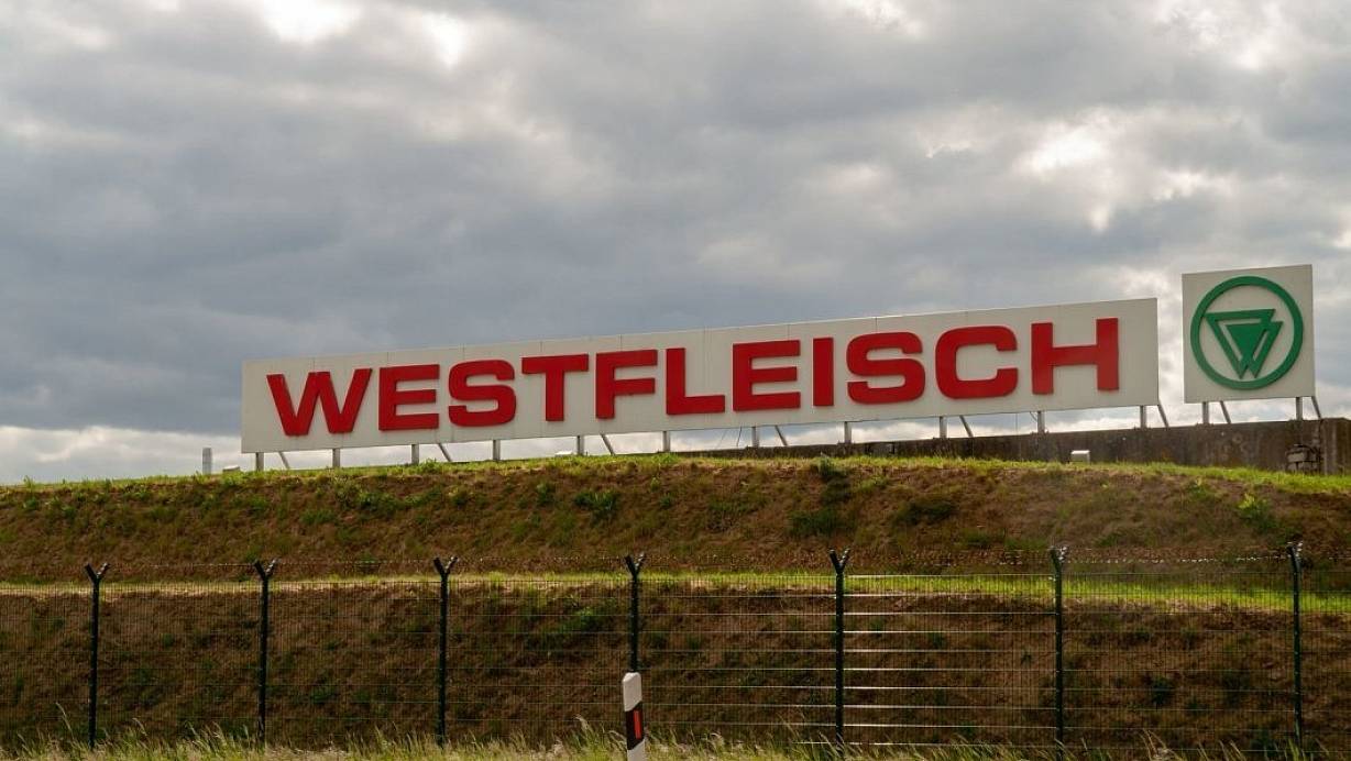 Vor der Firma Westfleisch haben sich Demonstranten versammelt. | © Noah Brümmelhorst