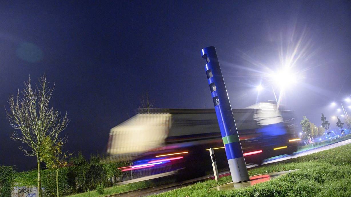 Im Bundestag soll eine Ausweitung der Lkw-Maut beschlossen werden. | &copy; Klaus-Dietmar Gabbert/dpa