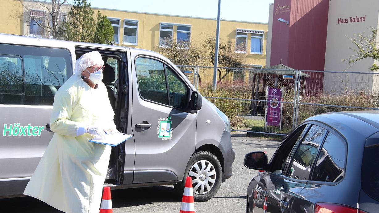 Ein Mitarbeiter des Kreises weist ankommende Patienten zunächst ein. | © Burkhard Battran