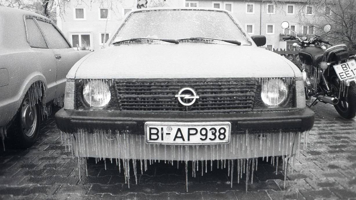 Plötzlich unterm Eispanzer: Wer sein Auto nicht in der Garage geparkt hatte, konnte am Rosenmontag 1987 zusehen, wie sein schickes Gefährt unter einer Eisschicht verschwand; Eiszapfen inklusive. Es wird berichtet, dass die Eisschicht so dick war, dass ein Abkratzen unmöglich war. | © Joachim Wibbing