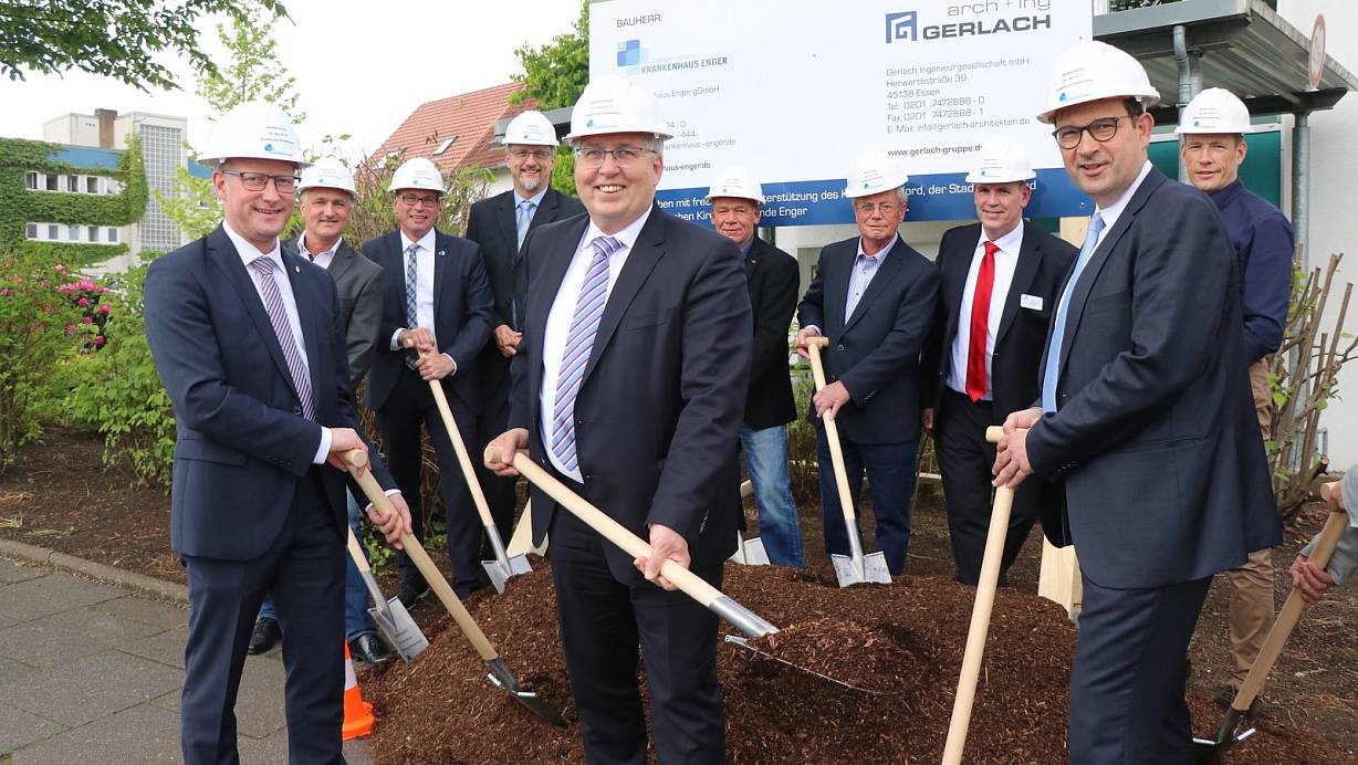 Symbolisch: Zum Spaten griffen unter anderem Bürgermeister Thomas Meyer (vorn v.l.),  Landrat Jürgen Müller und Michael Krause (Superintendent des ev. Kirchenkreises). | © Ekkehard Wind