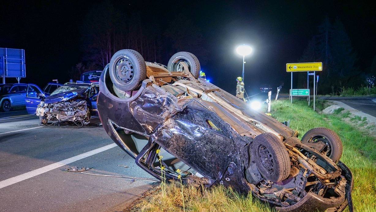 Zwei Menschen schweben nach dem schweren Unfall in Lebensgefahr.  | © Ralph Meyer