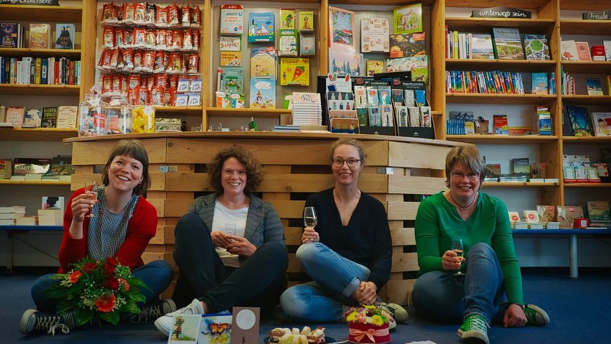 Alexandra Eickholt (v.l.), Sonja Westermann, Sonja Röhr und Heike Schakau feiern, dass "Lesart" als "hervorragende Buchhandlung" ausgezeichnet wurde. | © Lesart