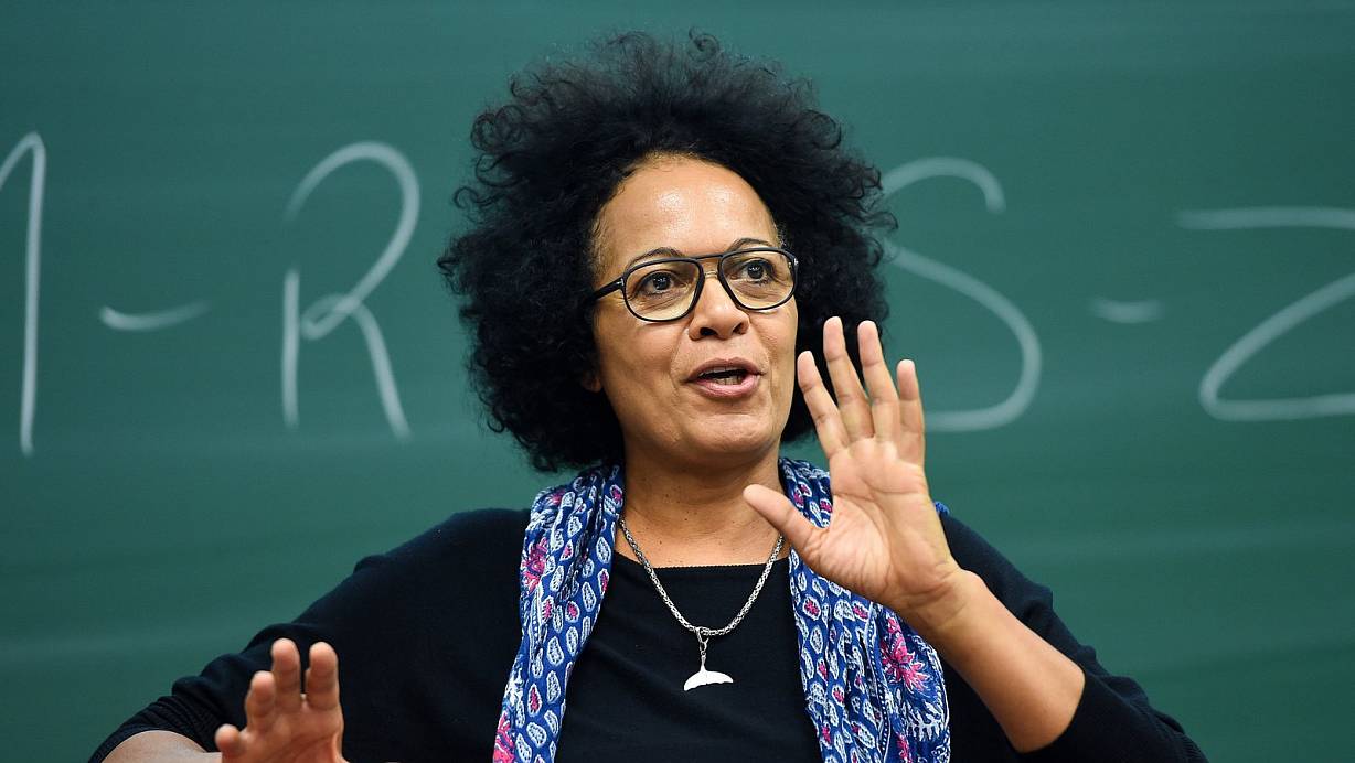 Die TV-Moderatorin Mo Asumang hat ihre Erfahrungen im Umgang mit Alltagsrassismus in einem Buch zusammengetragen. | © Christian Weische