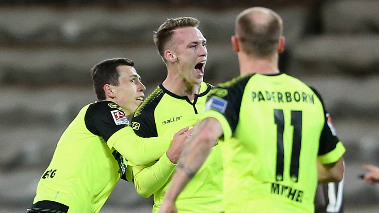 Sebastian Schonlau (M.) hat soeben das 2:0 für den SC Paderborn geköpft. Teamkollege Ron Schallenberg (l.) ist der erste Gratulant. | © picture alliance
