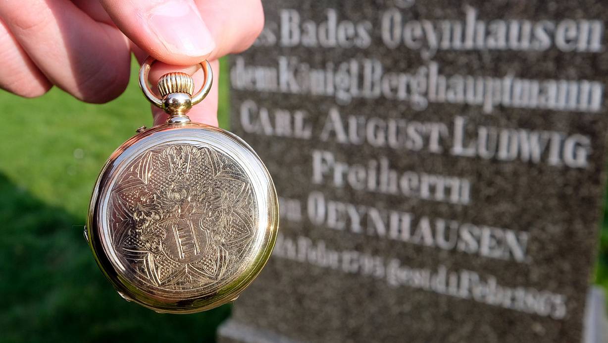 Auf dem Sprungdeckel der goldenen Taschenuhr aus dem Hause Conrad Felsing ist das Wappen des Adelsgeschlechts derer von Oeynhausen zu erkennen. | © Thorsten Gödecker