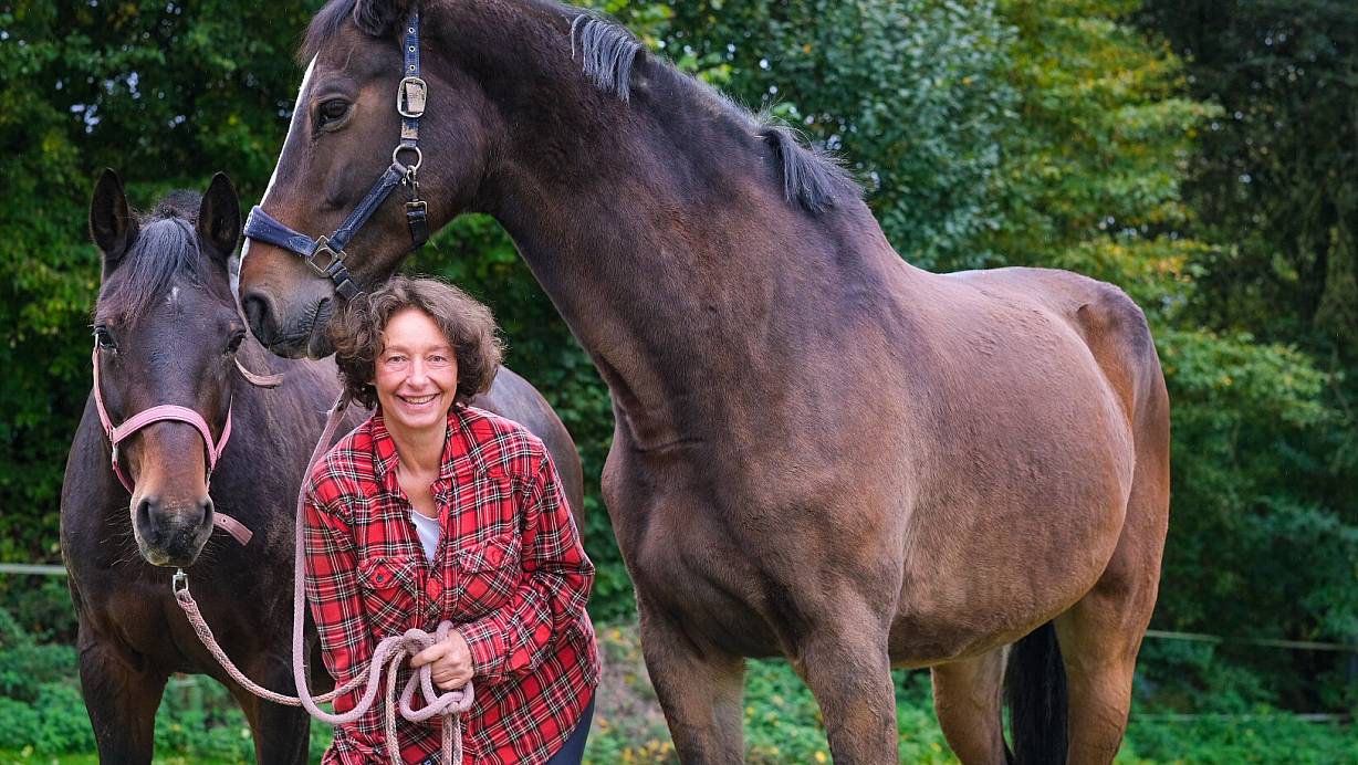 Jutta Benneker, die viele von der Bike-Arena (heute Schröder Bikes) in Hiddenhausen kennen, ist an Darmkrebs erkrankt. Inzwischen hat sie sechs Chemotherapien hinter sich. Trotz allem blickt sie positiv nach vorne. Dabei helfen ihr vor allem ihre beiden Pferde Calimca und Cabbi. | © Kathrin Weege