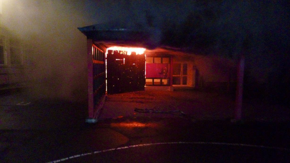 Der Abstellraum an der Grundschule Schnathorst in der Tengerner Straße stand in Vollbrand. | © Polizei Minden-Lübbecke