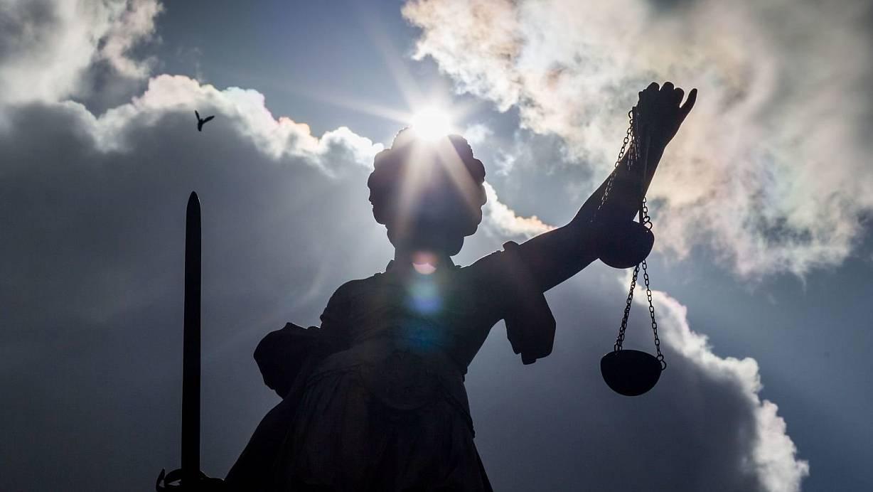 Justitia wird über die Männer entscheiden, die sich vor dem Detmolder Landgericht zu verantworten haben. | © picture alliance / dpa