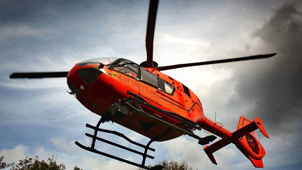 Ein Mann wurde aus dem Wagen geschleudert und mit dem Rettungshubschrauber ins Krankenhaus gebracht. | © (Symbolbild): Sarah Jonek