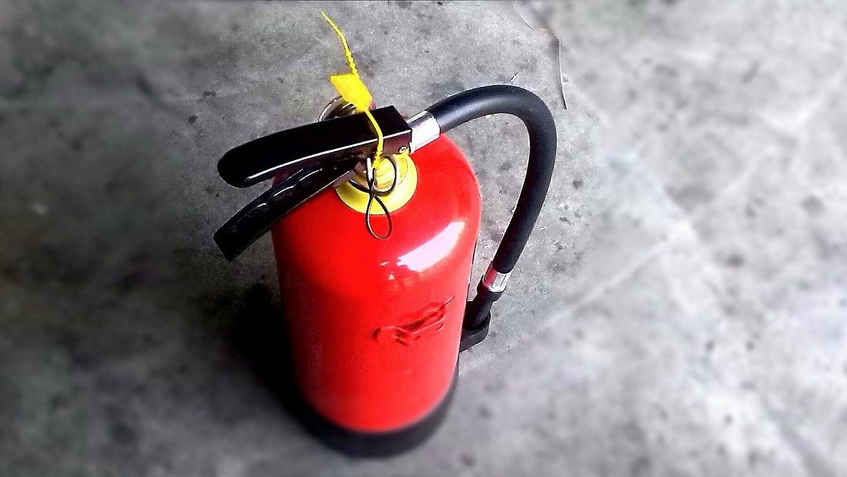 Unbekannte haben den Inhalt eines Feuerlöschers in einer Turnhalle versprüht. | © Foto: Pixabay