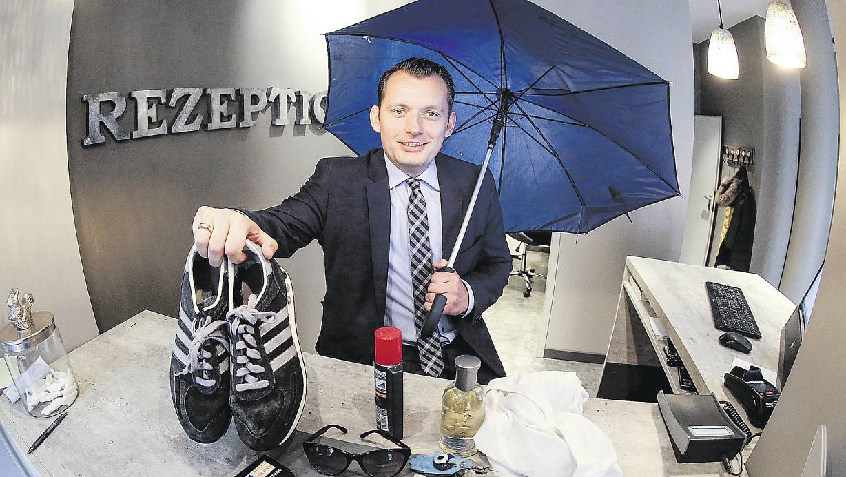 Sammelsurium: Lasse Haufler, Inhaber des Altstadt-Hotels an der Ritterstraße, hat einen ganzen Schrank voller Fundstücke. Dabei sind ein Regenschirm, eine Sonnenbrille, ein Schlüsselbund und auch ein weißes T-Shirt. Meldet sich der Besitzer nicht, bleiben die Sachen ein halbes Jahr im Hotel. | © Wolfgang Rudolf