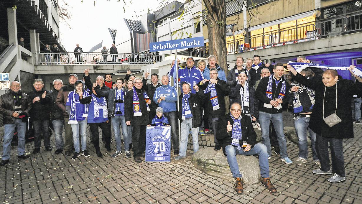 Fan-Gesänge am Namensschild: Die Schalke-Fans feierten mit Schals, Trikots und dem gerahmten Ehrentrikot zum 70. Geburtstag von Jüppi Schmidt von 1995. | © Simone Flörke