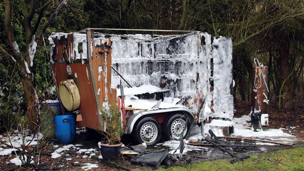 Der zu einem Wohnwagen umgebaute Pferdeanhänger wurde ein Raub der Flammen. Foto: Polizei Minden-Lübbecke | © Eike J. Horstmann
