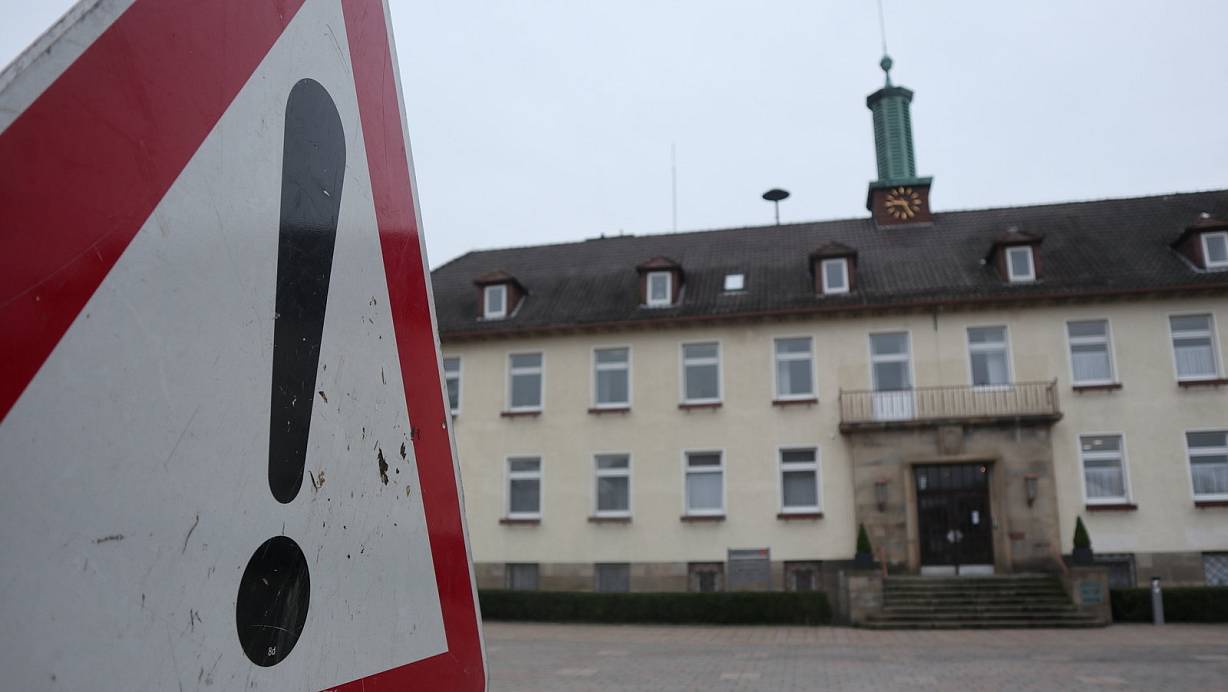 Im Fokus: Das Bad Lippspringe Rathaus am Friedrich-Wilhelm-Weber-Platz. | © Jens Reddeker