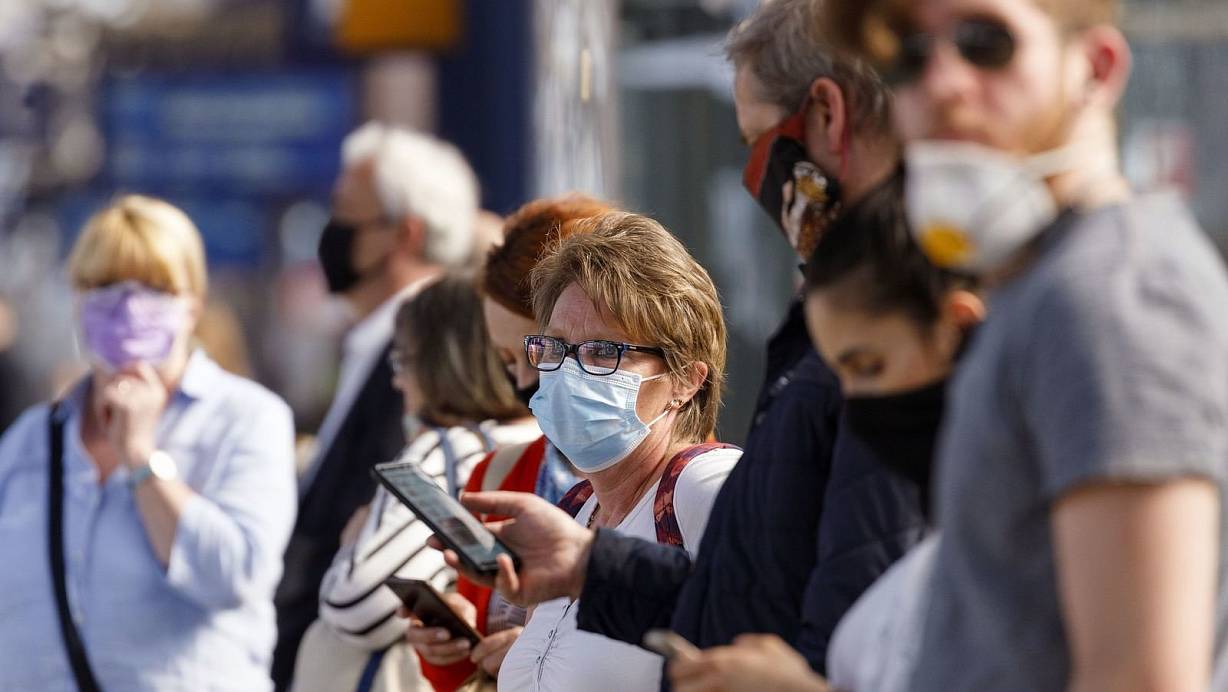 In Bussen, Bahnen und Zügen in NRW sowie an den Gleisen wie am Kölner Hauptbahnhof herrscht wegen der Coronakrise derzeit Maskenpflicht. | © picture alliance / Geisler-Fotopress
