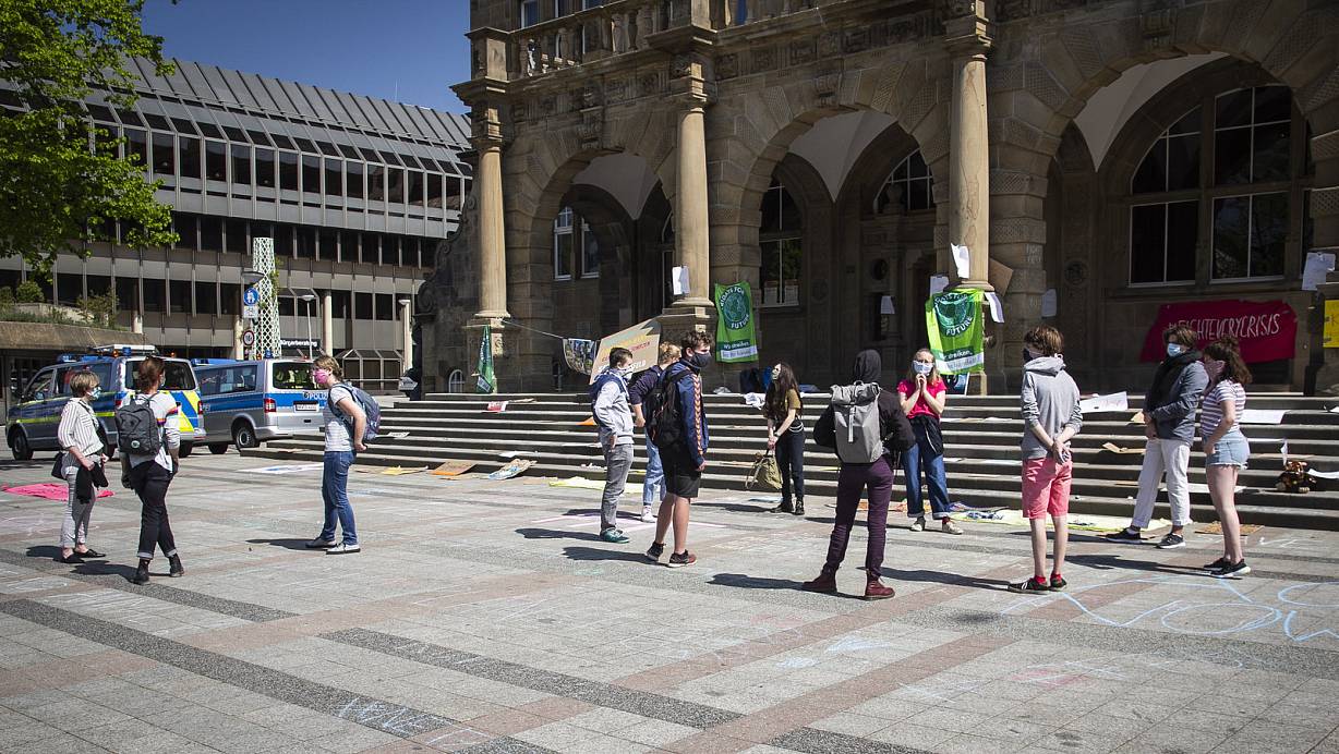 Fridays for Future demonstrierte beim Klimastreik im Netz und vorm Rathaus. | © Tom Meyer