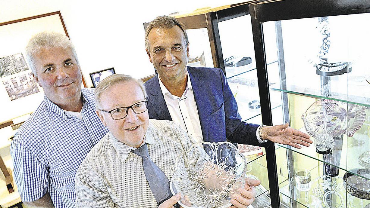 Im neuen Ausstellungsbereich: Zur Eröffnung konnte Heimatvereins-Vorsitzender Johannes Georg (Mitte) auch den Dringenberger Bezirksausschussvorsitzenden Meinolf Tewes (l.) und Bürgermeister Burkhard Deppe begrüßen.  | © Silke Riethmüller