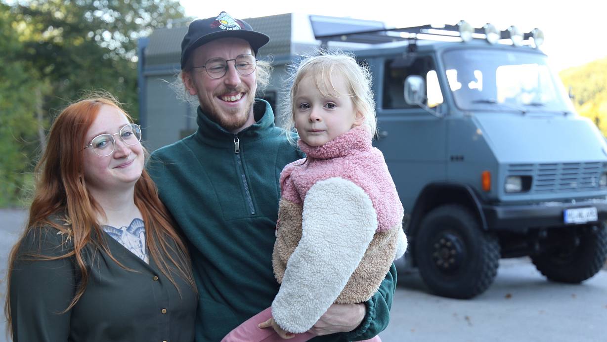 Nadine Sork, Leon Schmitz und die kleine Viktoria aus Minden-Lübbecke präsentieren stolz ihren Van. | © Lena Kley