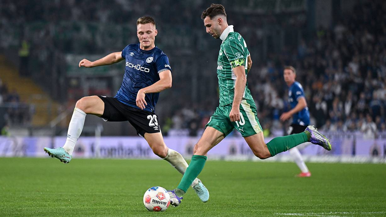 Leon Schneider (l.) hat seinen Vertrag bei Arminia Bielefeld verlängert. | © Teresa Kroeger