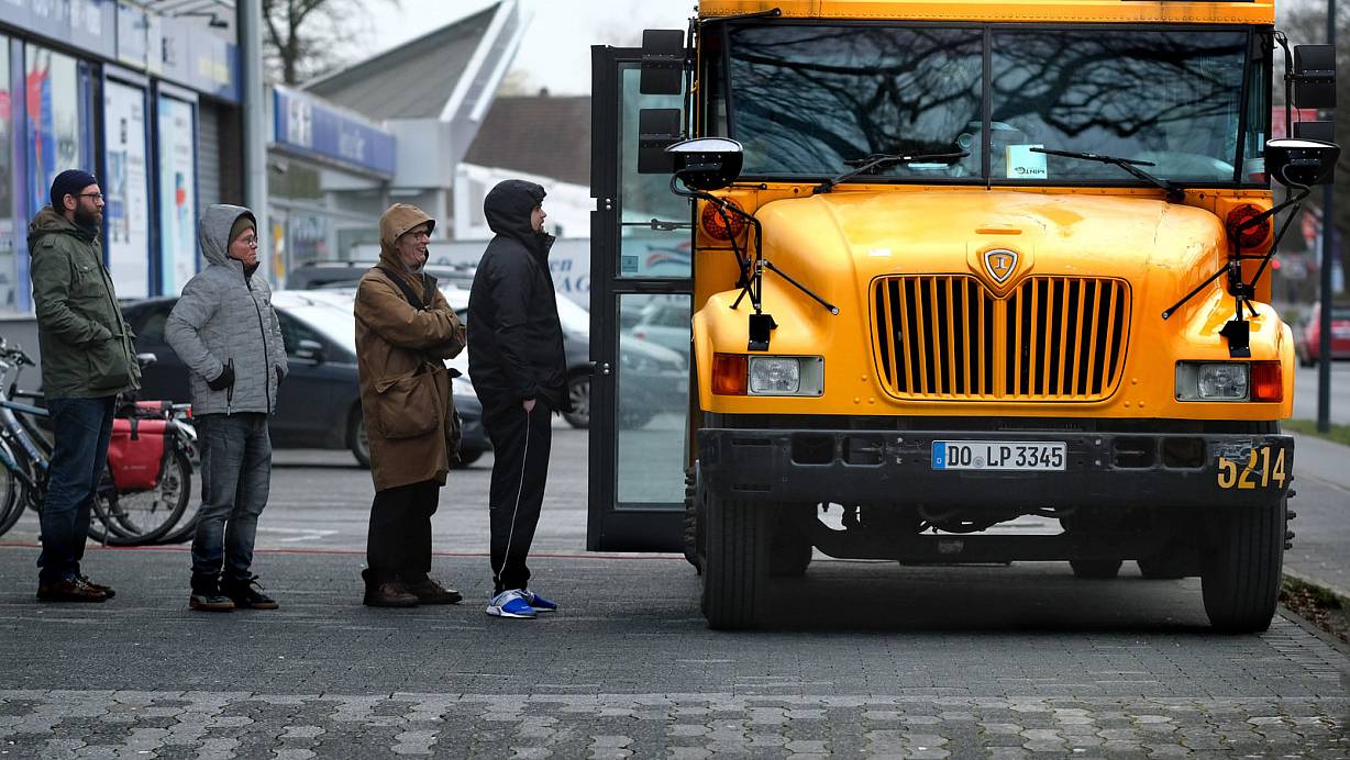 Weil’s drinnen voll war, bildete sich vor dem Bus eine Schlange. | © Andreas Frücht