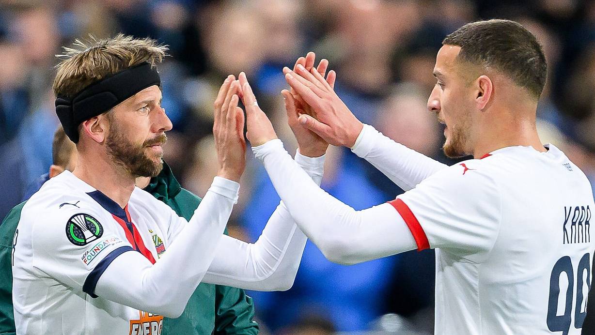 Guido Burgstaller (l) hört am Ende der Saison auf. | © Max Slovencik/APA/dpa