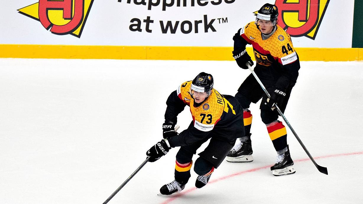 NHL-Profi Lukas Reichel (vorn) hofft bei der WM in Dänemark und Schweden auf neue NHL-Interessenten. | © Henning Bagger/Ritzau Scanpix Foto via AP/dpa