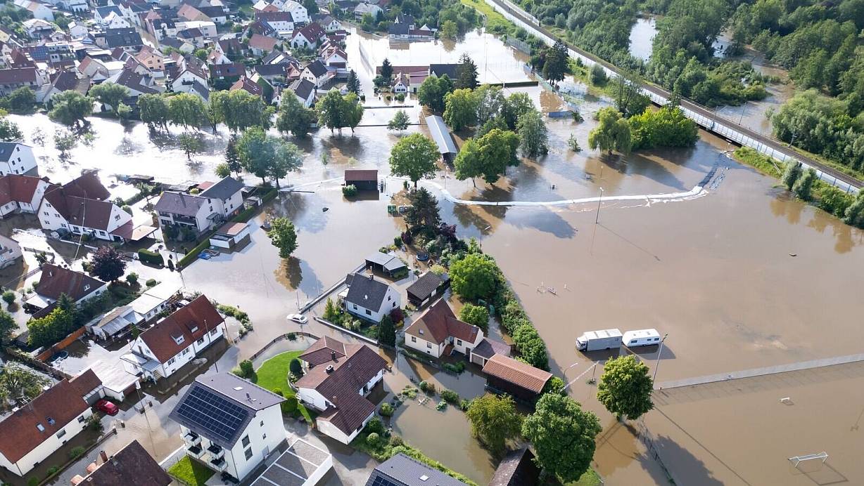 Die im Juni 2024 überschwemmte bayerische Ortschaft Reichertshofen. Nur die Hälfte der deutschen Wohngebäude ist gegen Elementarschäden versichert, die neue Bundesregierung will daher eine Pflichtversicherung einführen. | © Sven Hoppe/dpa