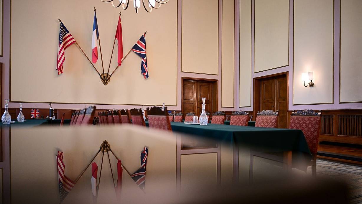 Festlicher Rahmen für den Untergang: Die Szenerie bei der Unterschrift der deutschen Wehrmachtsgeneräle unter die bedingungslose Kapitulation 1945. (Archivbild) | © Sebastian Christoph Gollnow/dpa