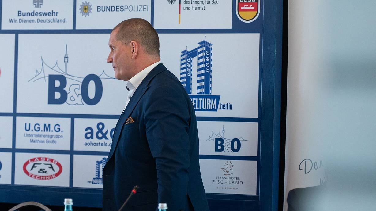 Verbandspräsident Matthias Große bricht die Mitgliederversammlung ab. | © Christophe Gateau/dpa